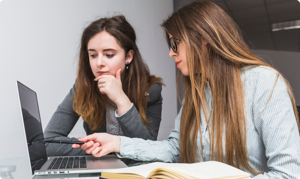 Duas mulheres olhando para o notebook